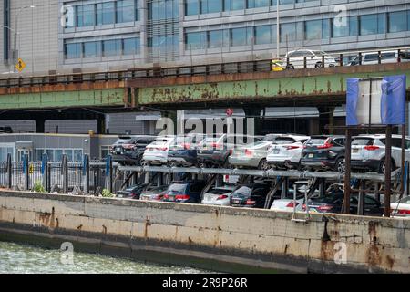 New York City, NY -6-10-2023: Autos auf einer erhöhten Plattform geparkt Stockfoto