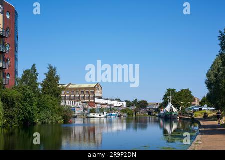 Die Navigation auf dem Fluss Lea im Sommer mit Blick auf Hackney Wick, East London, Großbritannien Stockfoto