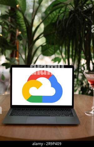 Odessa, Ukraine - 14. Juni 2023: Laptop mit Logo der Google Cloud Platform, angeboten von Google. Stockfoto
