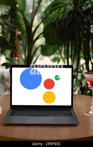 Odessa, Ukraine - 14. Juni 2023: Laptop-Computer mit Logo von Google Assistant, einem virtuellen Assistenten von Google mit künstlicher Intelligenz. Stockfoto