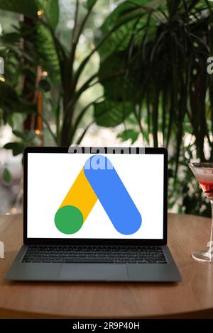 Odessa, Ukraine - 14. Juni 2023: Laptop mit Logo von Google Ads, einer Online-Werbeplattform von Google. Stockfoto