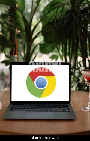 Odessa, Ukraine - 14. Juni 2023: Laptop mit Logo des Google Chrome Webbrowsers, der von Google entwickelt wurde. Stockfoto