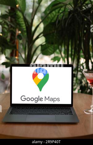 Odessa, Ukraine - 14. Juni 2023: Laptop-Computer im Café mit Logo von Google Maps, einem von Google entwickelten Web-Mapping-Dienst. Stockfoto