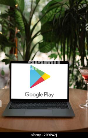 Odessa, Ukraine - 14. Juni 2023: Google Play-Anwendung auf dem Laptop-Bildschirm im Café. Google Play ist ein App Store für Windows. Stockfoto