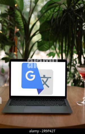 Odessa, Ukraine - 14. Juni 2023: Google Translate Anwendungssymbol auf Laptop-Bildschirm, Nahaufnahme. Google Translate-Symbol. Stockfoto