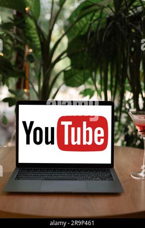 Odessa, Ukraine - 14. Juni 2023: YouTube-Logo auf dem Bildschirm MacBook Air. Gesellschaftliche Präsentation von Ideen. YouTube ist eine Video-Sharing-Website. Stockfoto