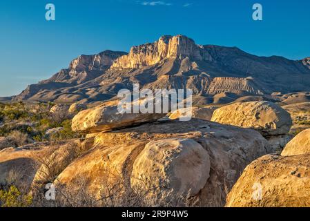 Limestone Boulders, Guadalupe Mountains, bei Sonnenuntergang, Blick in der Nähe von U.S. 62-180, Texas Mountain Trail, Texas, USA Stockfoto