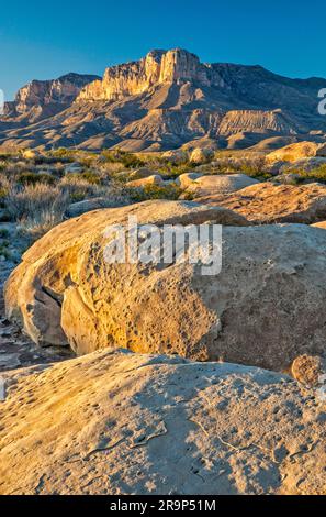 Limestone Boulders, Guadalupe Mountains, bei Sonnenuntergang, Blick in der Nähe von U.S. 62-180, Texas Mountain Trail, Texas, USA Stockfoto