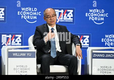 Tianjin, Chinas Stadt Tianjin. 28. Juni 2023. William Yu, Präsident von Honeywell China, spricht auf der 14. Jahrestagung der neuen Champions, auch bekannt als Summer Davos, in der nordchinesischen Gemeinde Tianjin am 28. Juni 2023 in einer Sitzung zum Thema „Ein neuer Blueprint für digitales China“. Kredit: Sun Fanyue/Xinhua/Alamy Live News Stockfoto