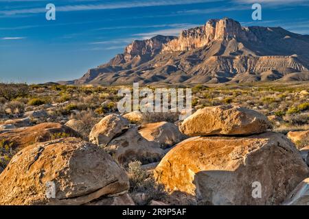 Limestone Boulders, Guadalupe Mountains, bei Sonnenuntergang, Blick in der Nähe von U.S. 62-180, Texas Mountain Trail, Texas, USA Stockfoto