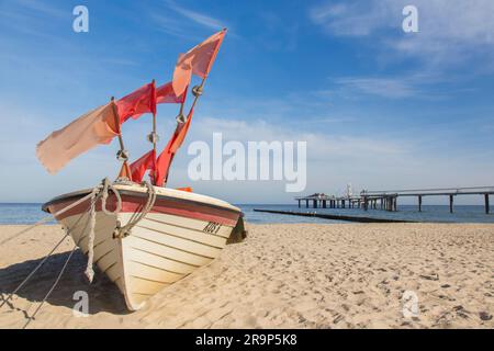 Fischerboot am Strand von Koserow auf der Insel Usedom. Mecklenburg-Vorpommern, Deutschland Stockfoto