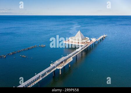 Der Vergnügungspier von Heringsdorf auf der Ostseeinsel Usedom aus der Luft gesehen. Mecklenburg-Vorpommern, Deutschland. Stockfoto