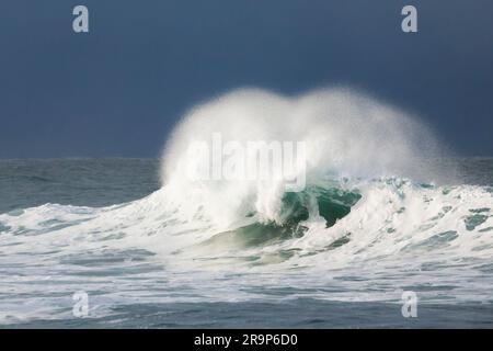 Eine große Welle bricht auf dem offenen Meer vor der Südküste Englands. County Dorset bei West Lulworth Stockfoto