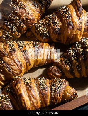 Nahaufnahme von frisch gebackenen Croissants mit Sesamsamen Stockfoto