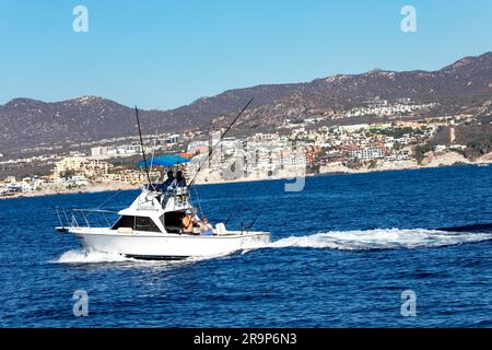 Cabo San Lucas, Mexiko - 10. Januar 2023: Menschen auf einem Boot, die im Golf von Kalifornien in Mexiko Blauen Marlin angeln. Stockfoto