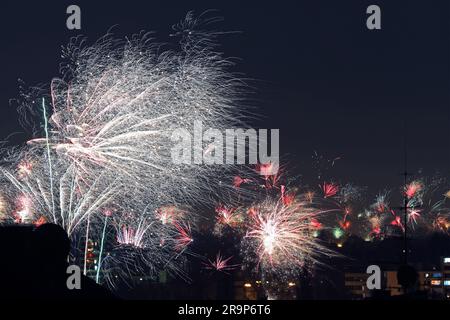 Das erste Silvester-Feuerwerk nach der Corona-Krise über dem Ruhrgebiet zur Jahreswende von 2022 bis 2023 mit Blick auf den Essener Vorort Steele. Deutschland Stockfoto