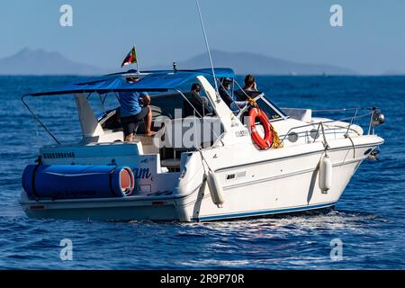 Cabo San Lucas, Mexiko - 10. Januar 2023: Seascape, während Sie das Meer auf einer Yacht genießen und der Kapitän Sie durch den tiefen blauen Ozean unter dem führt Stockfoto