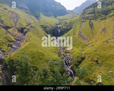 Luftaufnahme eines Wasserfalls in der Nähe von Glencoe in Schottland. Stockfoto