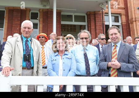 Marylebone Cricket Club-Mitglieder während der LV= Insurance Ashes Test Series Second Test Day 1 England gegen Australia at Lords, London, Großbritannien, 28. Juni 2023 (Foto von Mark Cosgrove/News Images) in London, Großbritannien, am 6./28. Juni 2023. (Foto: Mark Cosgrove/News Images/Sipa USA) Stockfoto