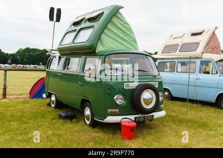 Volkswagen Typ 2 Wohnmobil Microbus ein klassisches deutsches Fahrzeug, das 1968 bei einer Rallye für Oldtimer gebaut wurde Stockfoto