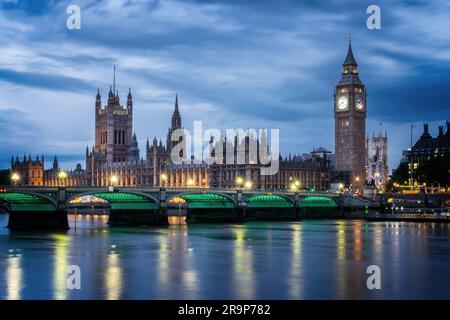 Blick auf den Westminster Palast und die Brücke über die Themse mit dem beleuchteten Big Ben bei Nacht in London, Großbritannien Stockfoto