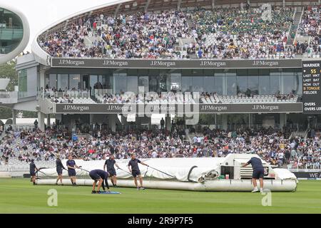 Das Bodenpersonal bringt Deckung, wenn es anfängt zu regnen während des zweiten Testtags LV= Insurance Ashes Test Series 1 England gegen Australien in Lords, London, Großbritannien, 28. Juni 2023 (Foto von Mark Cosgrove/News Images) in London, Großbritannien, am 6./28. Juni 2023. (Foto: Mark Cosgrove/News Images/Sipa USA) Stockfoto