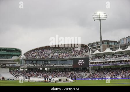 Das Bodenpersonal bringt Deckung, wenn es anfängt zu regnen während des zweiten Testtags LV= Insurance Ashes Test Series 1 England gegen Australien in Lords, London, Großbritannien, 28. Juni 2023 (Foto von Mark Cosgrove/News Images) in London, Großbritannien, am 6./28. Juni 2023. (Foto: Mark Cosgrove/News Images/Sipa USA) Stockfoto