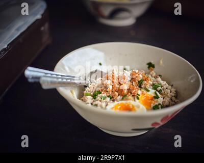 Tom Yum Nudelsuppe, Eiernudeln mit Schweinehackfleisch. Beliebte heiße und scharfe Suppe im thailändischen Street Food. Stockfoto