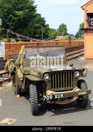 Ein 1956 km langer Militärjeep von Hotchkiss parkte an der Arley Station an der Severn Valley Railway. Stockfoto
