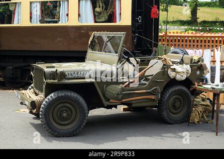 Ein 1956 km langer Militärjeep von Hotchkiss parkte an der Arley Station an der Severn Valley Railway. Stockfoto