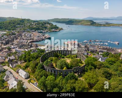 Ein Drohnenfoto des McCaig's Tower in Oban mit einem wunderschönen Blick über die Stadt und die Bucht Stockfoto