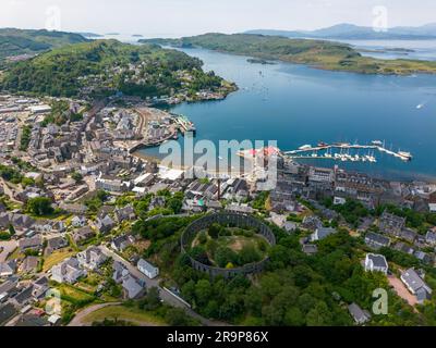 Ein Drohnenfoto des McCaig's Tower in Oban mit einem wunderschönen Blick über die Stadt und die Bucht Stockfoto