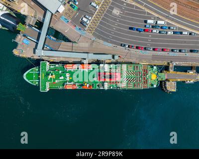 Drohnenfoto, das eine Fähre im Hafen von oben in Oban, Schottland, zeigt. Stockfoto