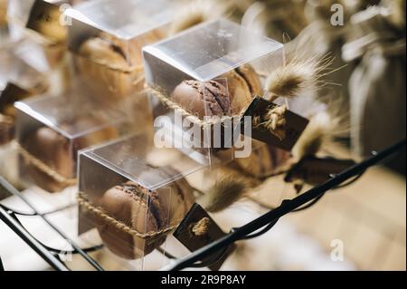 Eine Nahaufnahme einer Anordnung von Boxen mit jeweils zwei Makronen auf dem Display Stockfoto