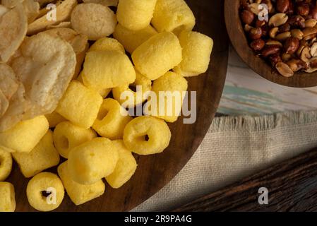Eine köstliche Auswahl an verschiedenen Nüssen und Snacks auf Holztellern Stockfoto