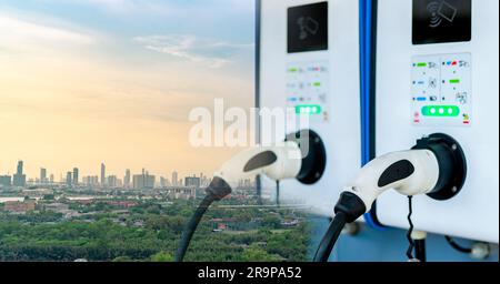 Ladestation für Elektrofahrzeuge und nachhaltige Stadt. Ladeinfrastruktur für Elektrofahrzeuge. Umweltfreundliche Stadt. Umweltfreundlicher Stadtverkehr. Saubere Energie. Niedrig Stockfoto