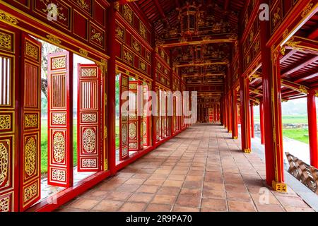 Korridor und rote Türen in der Verbotenen violetten Stadt der kaiserlichen Stadt Hue, Vietnam. Im Inneren Der Verbotenen Purple City, Hue, Vietnam. Stockfoto