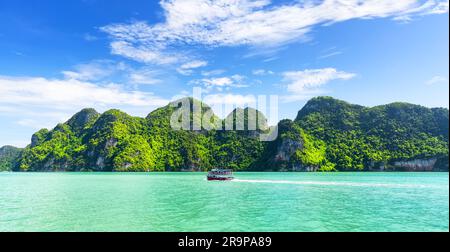 Landschaft mit herrlichen grünen, üppigen tropischen Inseln und türkisfarbenem Meer in der Nähe von Phuket, Thailand. Wunderschönes Reiseziel Thailand. Sommerurlaub im Freien Stockfoto