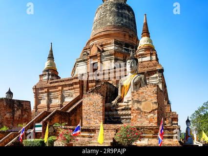 Große Buddha-Statue vor dem Tempel Wat Yai Chai Mongkol (oder Mongkhon) im Ayutthaya Historical Park, Thailand. Wat Yai Chai Mongkol ist buddhistische Aushilfskraft Stockfoto