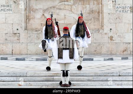 Athen, Griechenland - 26. Dezember 2019: Zwei Mitglieder der Präsidialgarde Soldaten (evzone) im Stadtzentrum der griechischen Hauptstadt - Konzeptgeschichte Stockfoto