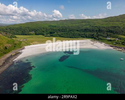 Ein Drohnenfoto von Calgary Bay auf der Insel Mull, Schottland. Es ist ein wunderschöner Strand mit weißem Sand und türkisfarbenem Wasser. Stockfoto