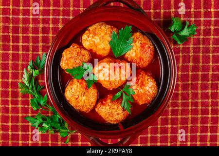 Köstliche Fleischbällchen aus truthahn in scharfer Tomatensauce, serviert in Erthenware Stockfoto