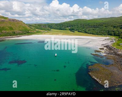 Ein Drohnenfoto von Calgary Bay auf der Insel Mull, Schottland. Es ist ein wunderschöner Strand mit weißem Sand und türkisfarbenem Wasser. Stockfoto