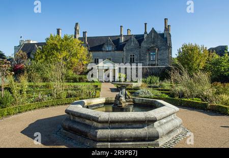 Cowbridge Physic Garden im Tal von Glamorgan South Wales an einem sonnigen Oktobertag Stockfoto