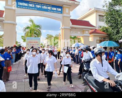 Hanoi, Vietnam. 28. Juni 2023. Die Prüfungsteilnehmer verlassen eine Prüfstelle in der Provinz Kon TUM, Vietnam, 28. Juni 2023. Laut dem Ministerium für Bildung und Ausbildung nehmen am Mittwoch mehr als eine Million Schüler in ganz Vietnam an ihren Abitursprüfungen Teil. Kredit: Handout von VNA/Xinhua/Alamy Live News Stockfoto