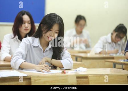 Hanoi, Vietnam. 28. Juni 2023. Die Prüfungsteilnehmer nehmen am 28. Juni 2023 an einer Prüfstelle in Hanoi, Vietnam, Teil. Laut dem Ministerium für Bildung und Ausbildung nehmen am Mittwoch mehr als eine Million Schüler in ganz Vietnam an ihren Abitursprüfungen Teil. Kredit: Handout von VNA/Xinhua/Alamy Live News Stockfoto