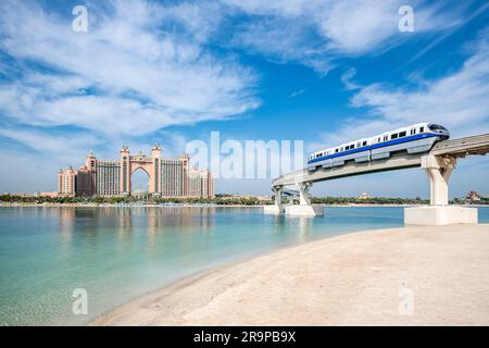 Dubai, Vereinigte Arabische Emirate, 3. Januar 2019. Klarer blauer Himmel, verstreute Wolken, und das herrliche Atlantis Hotel The Palm und die Einschienenbahn Stockfoto