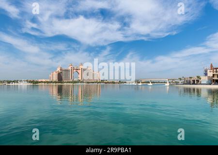 Dubai, Vereinigte Arabische Emirate, 3. Januar 2019. Blauer Himmel mit ein paar Wolken über Atlantis The Palm im Palm Jumeirah. Atlantis Dubai, Panoramablick Stockfoto