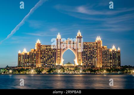 Dubai, Vereinigte Arabische Emirate, 11. Januar 2019. Klarer Himmel und windiges Wetter am Point auf Plam Jumeirah mit dem Atlantis The Palm auf dem Rückweg Stockfoto