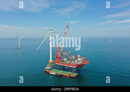 Fuzhou, Chinas Provinz Fujian. 28. Juni 2023. Dieses Luftfoto zeigt die Baustelle der weltweit ersten Offshore-Windturbine mit 16 Megawatt in Fuzhou, südostchinesischer Provinz Fujian, am 28. Juni 2023. Der Bau der riesigen Offshore-Windturbine mit der weltweit größten Kapazität pro Einheit wurde hier am Mittwoch fertiggestellt, laut China Three Gorges Corporation. Kredit: Lin Shanchuan/Xinhua/Alamy Live News Stockfoto
